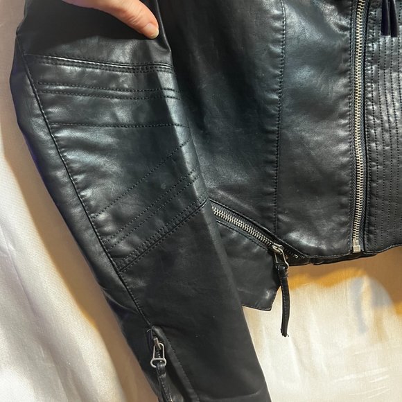 Lulu's sz M, 'Up on a Tuesday' Sleek Black Vegan Leather Moto Jacket - Picture 3 of 6